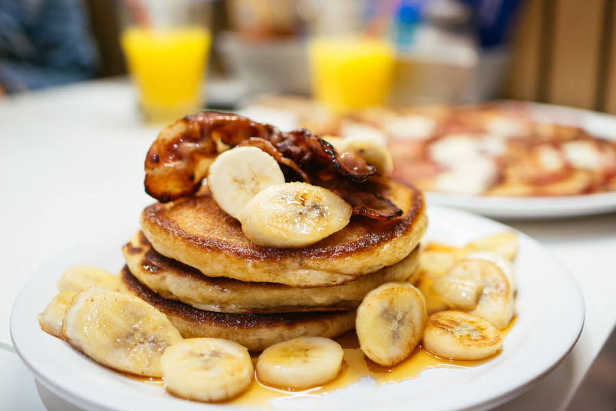 Pancake, Mỹ: Bánh pancake ở Mỹ khá dày và bông mịn, ăn kèm chuối, blueberry, siro cây thích và thịt hun khói chiên giòn. Ảnh: Thatfoodcray. Pancake, Mỹ: Bánh pancake ở Mỹ khá dày và bông mịn, ăn kèm chuối, blueberry, siro cây thích và thịt hun khói chiên giòn. Ảnh: Thatfoodcray.