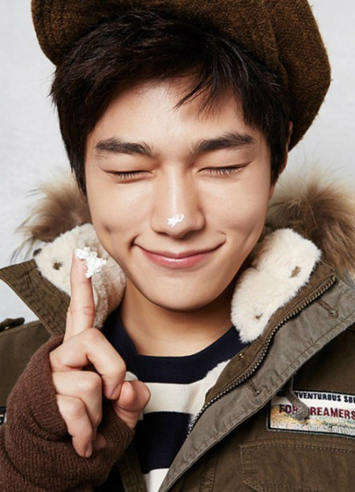 L (Infinite) được ca ngợi là "chàng trai đẹp hơn hoa", cũng là cái tên khó có thể thiếu vắng trong list mỹ nam Kpop. 9-than-tuong-co-dung-mao-nhu-hoa-trong-boygroup-han-8