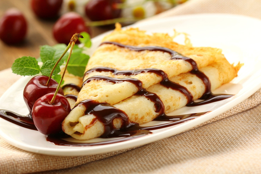 Crepes, Pháp: Những chiếc bánh pancake mỏng, vàng ruộm là món ăn phổ biến ở Pháp. Khi rán bánh gần xong, cho thêm chút rượu cam và đường. Bánh thường ăn cùng với đồ ngọt hay mặn (bánh mặn - galletes, thường làm từ bột kiều mạch). Ảnh: Discoverfrance. Crepes, Pháp: Những chiếc bánh pancake mỏng, vàng ruộm là món ăn phổ biến ở Pháp. Khi rán bánh gần xong, cho thêm chút rượu cam và đường. Bánh thường ăn cùng với đồ ngọt hay mặn (bánh mặn - galletes, thường làm từ bột kiều mạch). Ảnh: Discoverfrance.