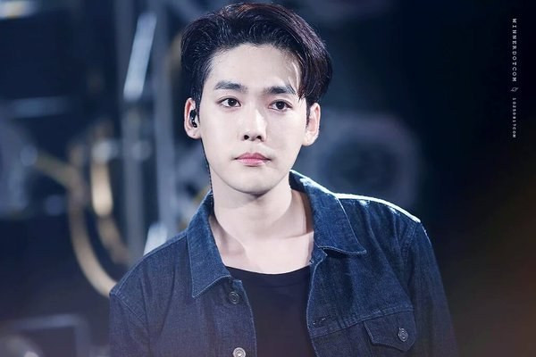 Jin Woo (WINNER) được coi là visual thế hệ mới của nhà YG, sở hữu vẻ đẹp nổi bật trong nhóm và có tỷ lệ khuôn mặt vàng. 9-than-tuong-co-dung-mao-nhu-hoa-trong-boygroup-han-3