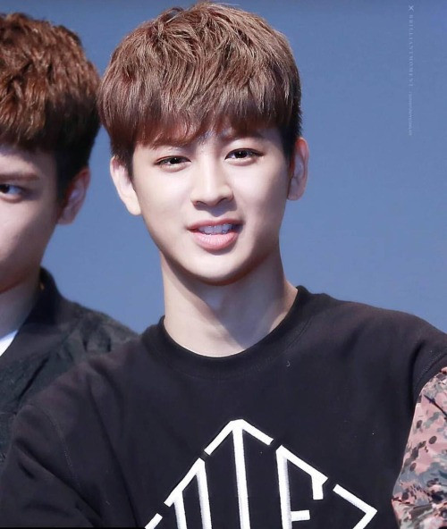 Nhóm iKON không có visual chính thức, nhan sắc khá đồng đều của các thành viên cũng khiến fan phải tranh cãi để chọn ra người là gương mặt đại diện. Yun Hyung là một trong top thành viên được fan cho rằng hợp với vị trí visual nhất. 9-than-tuong-co-dung-mao-nhu-hoa-trong-boygroup-han-7