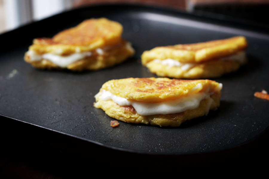 Cachapas, Nam Mỹ: Bánh cachapas dày, được làm từ ngô ngọt và kẹp bên trong là miếng phô mai trắng mềm. Đây là món ăn đường phố phổ biến ở Venezuela và Colombia. Ảnh: Globaltableadventure. Cachapas, Nam Mỹ: Bánh cachapas dày, được làm từ ngô ngọt và kẹp bên trong là miếng phô mai trắng mềm. Đây là món ăn đường phố phổ biến ở Venezuela và Colombia. Ảnh: Globaltableadventure.