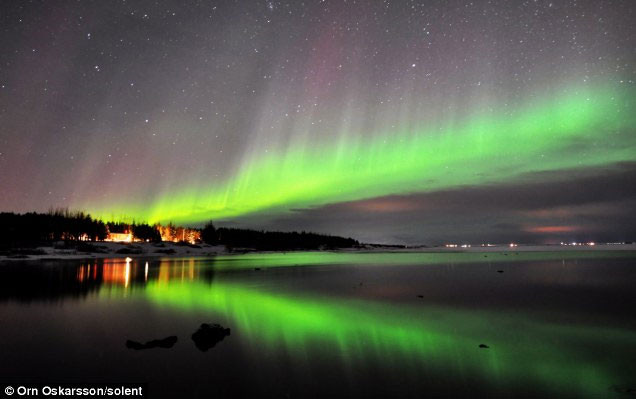 Ngắm cực quang ở Nam và Bắc bán cầu: Tháng 3 là một trong những tháng tốt nhất trong năm để du khách đến Bắc bán cầu ngắm bắc cực quang. Ảnh: Orn Oskarsson/solent.