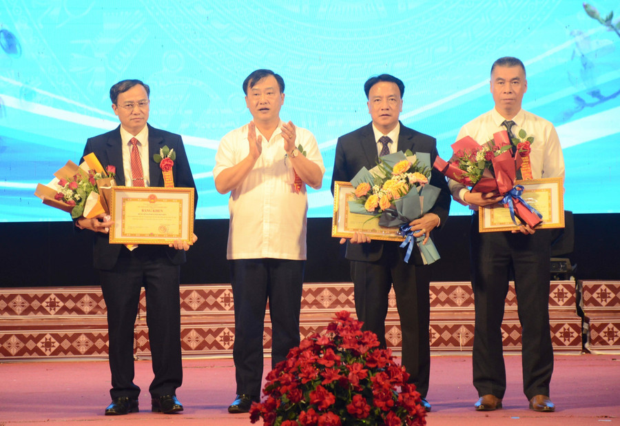 Ông Vừ A Bằng, Phó Chủ tịch UBND tỉnh Điện Biên (thứ 2 từ trái sang) trao Bằng khen cho các cá nhân tiêu biểu của Ngành Y tế.