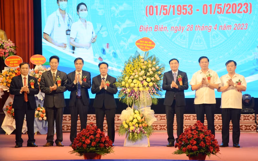 Lãnh đạo tỉnh Điện Biên tặng hoa chúc mừng ngành Y tế địa phương.