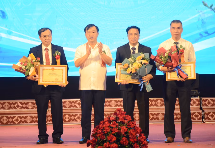 Ông Vừ A Bằng, Phó Chủ tịch UBND tỉnh Điện Biên (thứ 2 từ trái sang) trao Bằng khen cho các cá nhân tiêu biểu của Ngành Y tế.