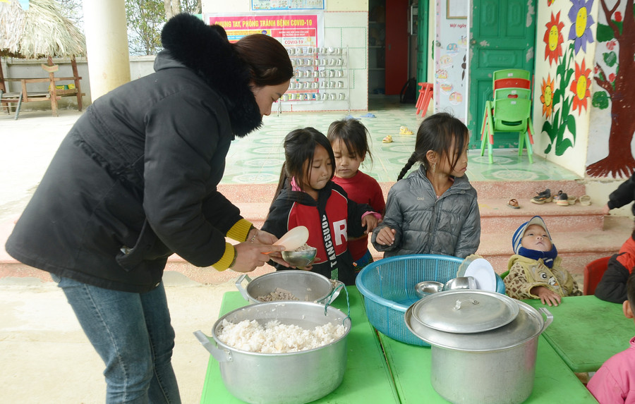 Giáo viên Trường Mầm non Hua Thanh (huyện Điện Biên) chuẩn bị bữa trưa cho trẻ. Giáo viên Trường Mầm non Hua Thanh (huyện Điện Biên) chuẩn bị bữa trưa cho trẻ.