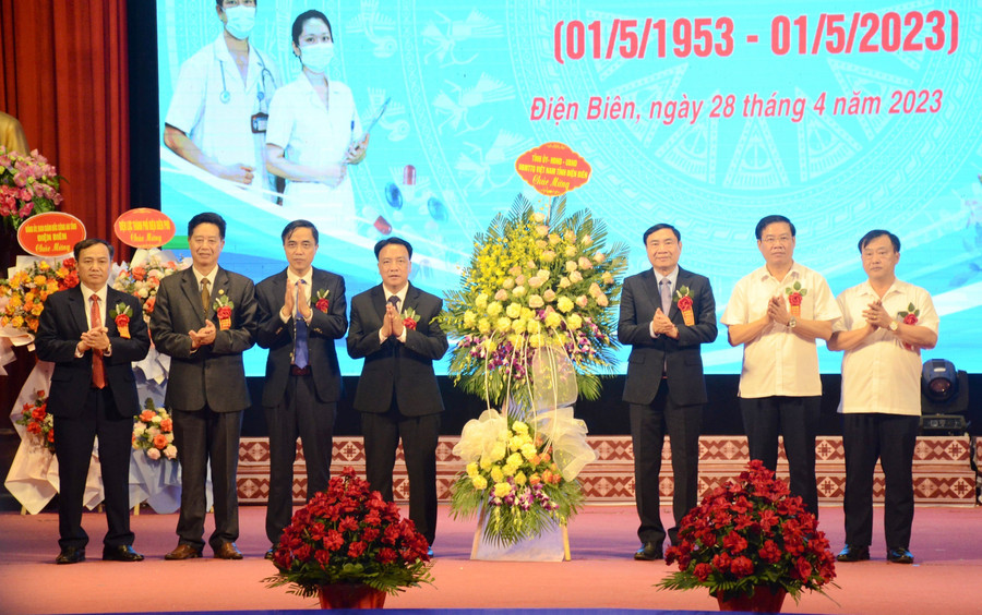 Lãnh đạo tỉnh Điện Biên tặng hoa chúc mừng ngành Y tế địa phương.