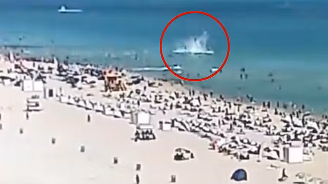 Trực thăng rơi xuống gần bãi biển đông đúc.