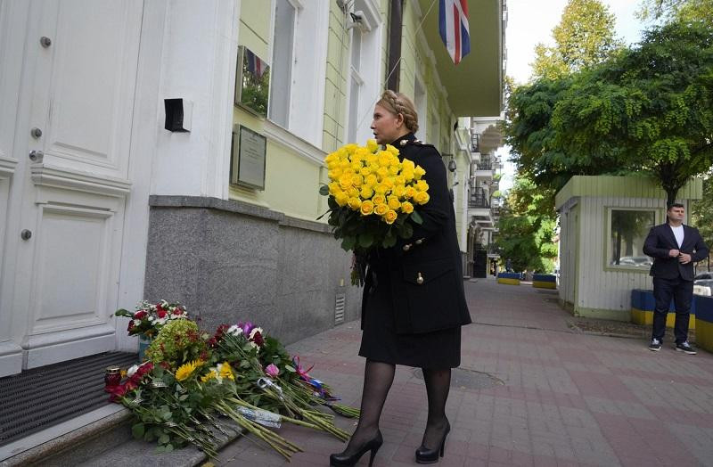 Cựu Thủ tướng Ukraine Yulia Tymoshenko đặt hoa tưởng nhớ Nữ hoàng Elizabeth II tại Đại sứ quán Anh, ở Kyiv, Ukraine. Cựu Thủ tướng Ukraine Yulia Tymoshenko đặt hoa tưởng nhớ Nữ hoàng Elizabeth II tại Đại sứ quán Anh, ở Kyiv, Ukraine.