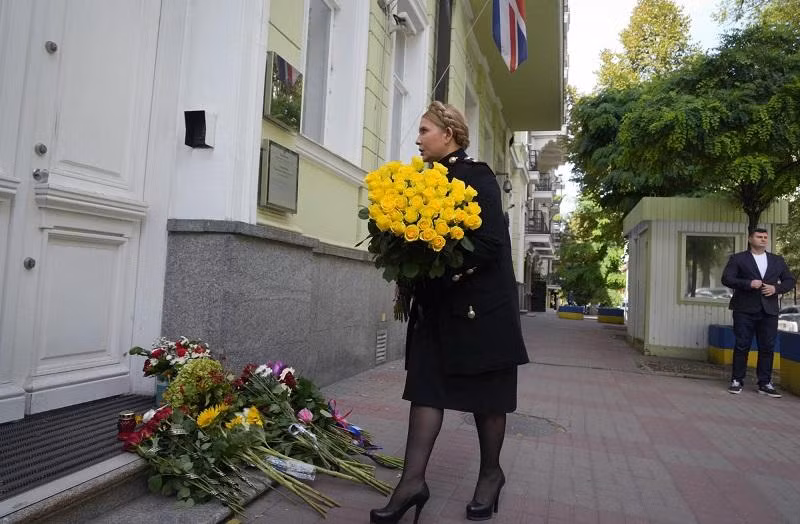 Cựu Thủ tướng Ukraine Yulia Tymoshenko đặt hoa tưởng nhớ Nữ hoàng Elizabeth II tại Đại sứ quán Anh, ở Kyiv, Ukraine.