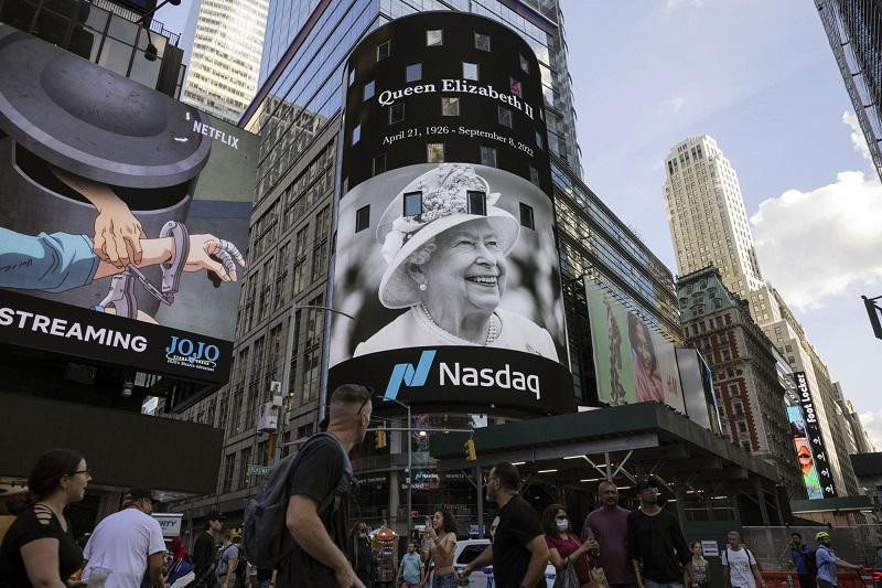 Bức ảnh chụp nữ hoàng Elizabeth II hiển thị trên bảng quảng cáo Nasdaq ở Quảng trường Thời đại. Bức ảnh chụp nữ hoàng Elizabeth II hiển thị trên bảng quảng cáo Nasdaq ở Quảng trường Thời đại.