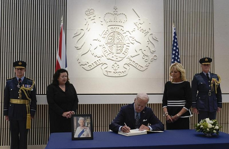 Tổng thống Mỹ Joe Biden ký sổ chia buồn tại Đại sứ quán Anh ở Washington. Tổng thống Mỹ Joe Biden ký sổ chia buồn tại Đại sứ quán Anh ở Washington.