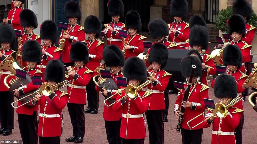 Bài quốc ca vang lên.