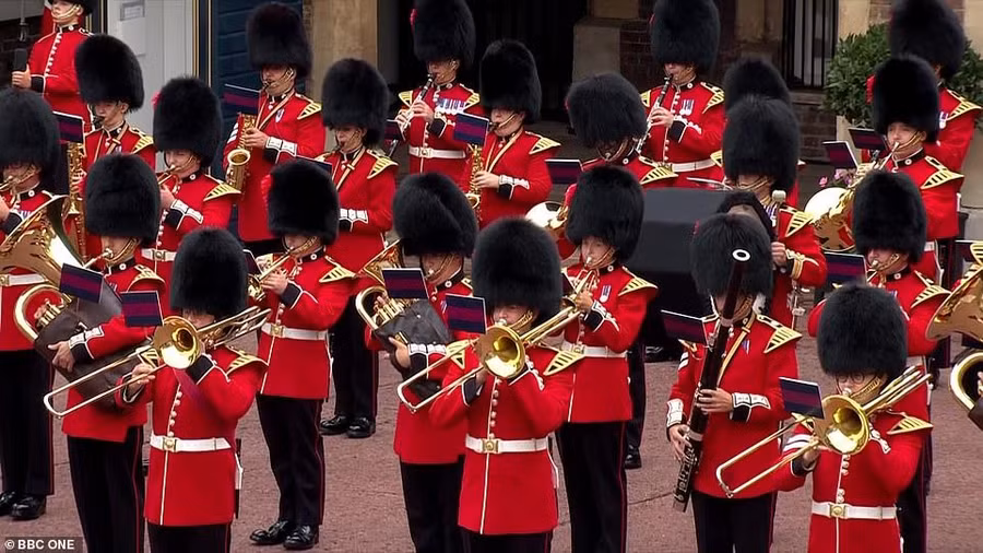 Bài quốc ca vang lên.