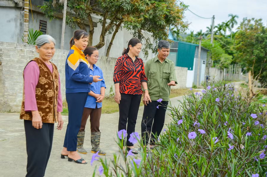 Những tuyến đường hoa đã góp phần thay đổi diện mạo cho xã Thanh Chăn (huyện Điện Biên).