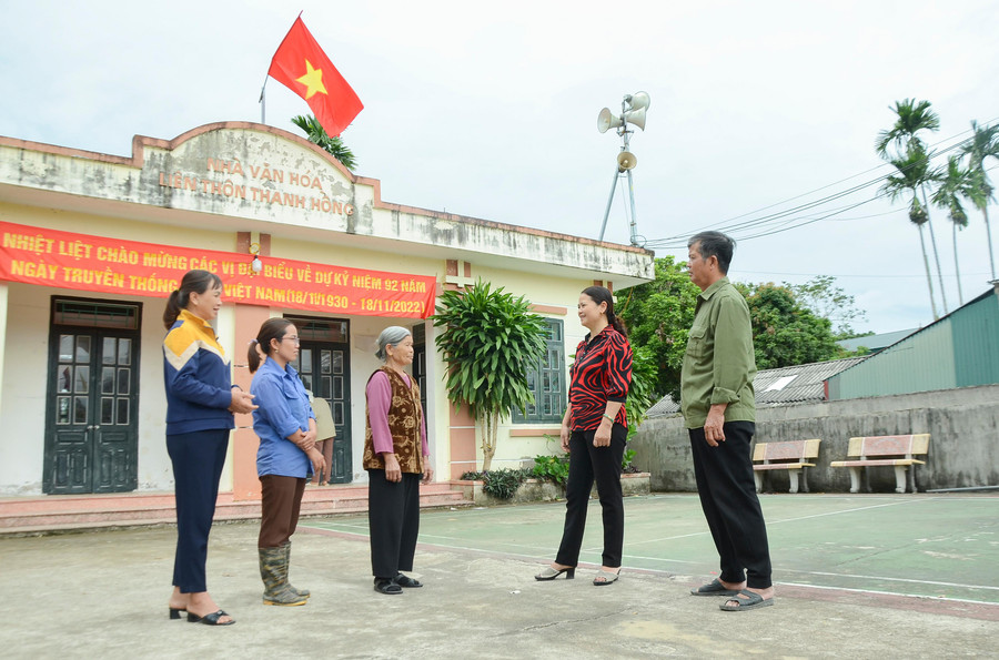 Cán bộ MTTQ xã Thanh Chăn, huyện Điện Biên tuyên truyền, vận động người dân cùng tham gia chương trình "thắp sáng đường quê".