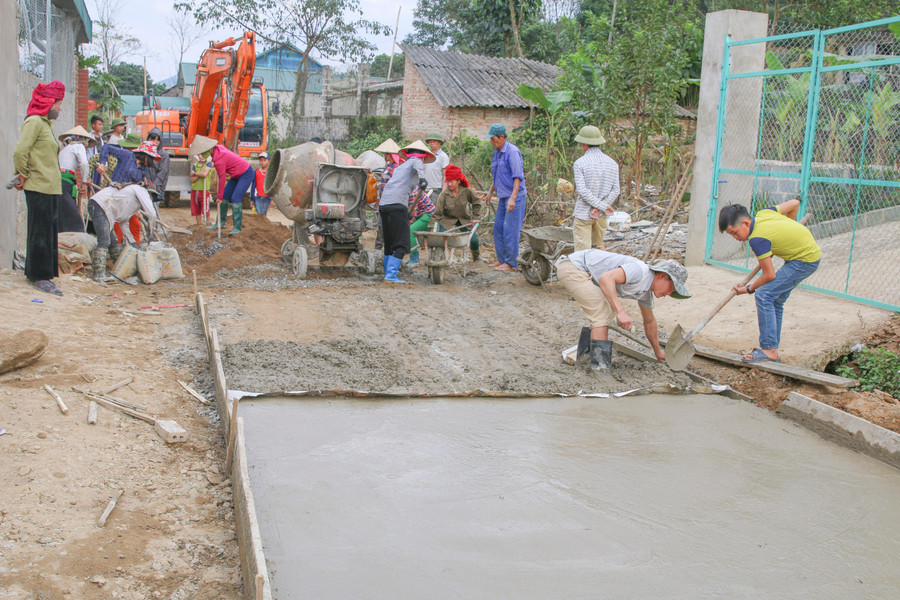 Nhân dân huyện Mường Ảng (Điện Biên) đóng góp công sức tham gia làm đường giao thông. Nhân dân huyện Mường Ảng (Điện Biên) đóng góp công sức tham gia làm đường giao thông.