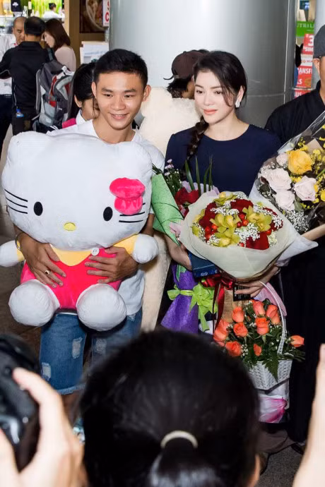 Ly Nha Ky gay nao loan san bay, tran ngap trong hoa va gau bong cua Fan - Anh 10