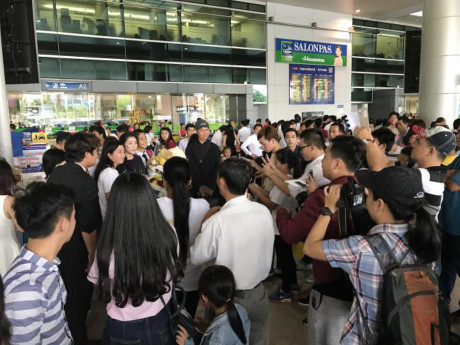 Lý Nhã Kỳ gây náo loạn sân bay, tràn ngập trong hoa và gấu bông của Fan - Ảnh 3 Ly Nha Ky gay nao loan san bay, tran ngap trong hoa va gau bong cua Fan - Anh 3