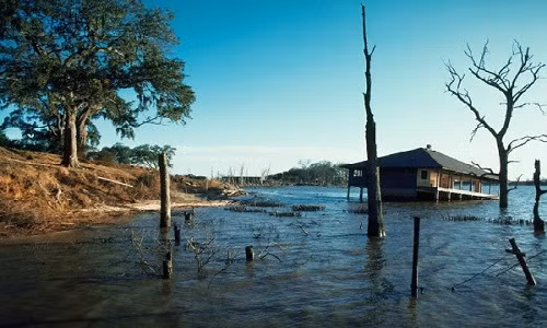 xoay-nuoc-nhan-tao-khong-lo-nuot-chung-ca-hon-dao
