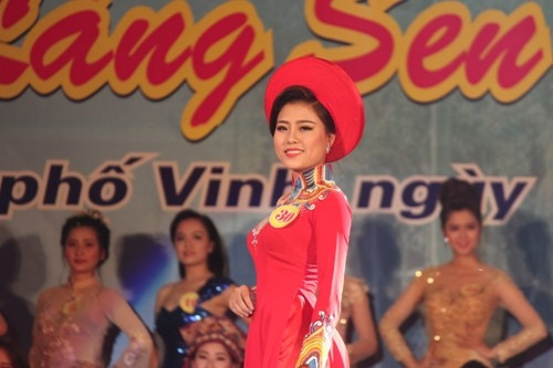 Ngẩn ngơ ngắm nhìn nhan sắc Người đẹp Lễ hội Làng Sen năm 2016 - Ảnh 7 Ngẩn ngơ ngắm nhìn nhan sắc Người đẹp Lễ hội Làng Sen năm 2016 - Ảnh 7