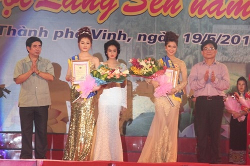 Ngẩn ngơ ngắm nhìn nhan sắc Người đẹp Lễ hội Làng Sen năm 2016 - Ảnh 10 Ngẩn ngơ ngắm nhìn nhan sắc Người đẹp Lễ hội Làng Sen năm 2016 - Ảnh 10