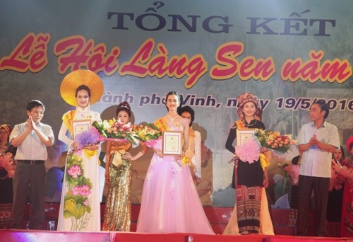 Ngẩn ngơ ngắm nhìn nhan sắc Người đẹp Lễ hội Làng Sen năm 2016 - Ảnh 9 Ngẩn ngơ ngắm nhìn nhan sắc Người đẹp Lễ hội Làng Sen năm 2016 - Ảnh 9