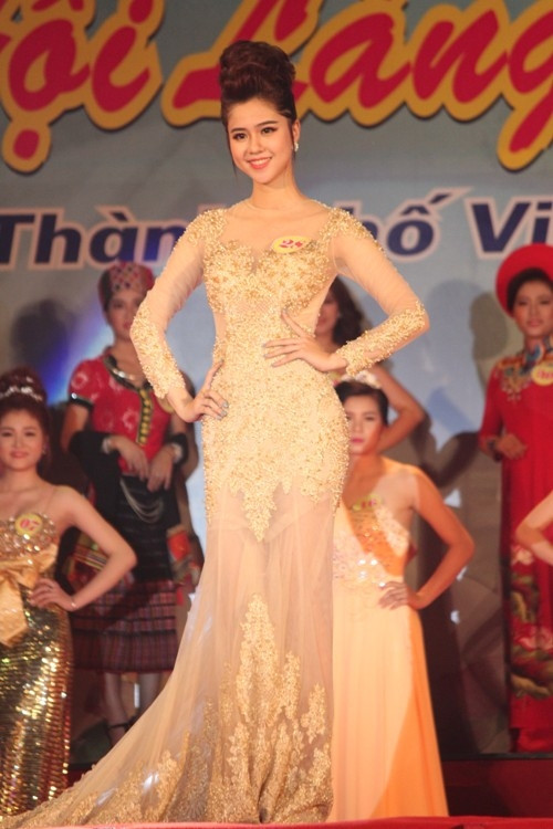 Ngẩn ngơ ngắm nhìn nhan sắc Người đẹp Lễ hội Làng Sen năm 2016 - Ảnh 6 Ngẩn ngơ ngắm nhìn nhan sắc Người đẹp Lễ hội Làng Sen năm 2016 - Ảnh 6