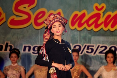Ngẩn ngơ ngắm nhìn nhan sắc Người đẹp Lễ hội Làng Sen năm 2016 - Ảnh 4 Ngẩn ngơ ngắm nhìn nhan sắc Người đẹp Lễ hội Làng Sen năm 2016 - Ảnh 4