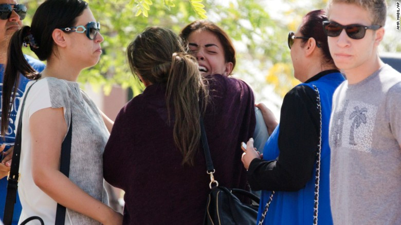 Thân nhân hành khách chuyến bay MS804 chờ tin trong tuyệt vọng tại phi trường quốc tế Cairo ngày 19/5. Ảnh: AP Thân nhân hành khách chuyến bay MS804 chờ tin trong tuyệt vọng tại phi trường quốc tế Cairo ngày 19/5. Ảnh: AP