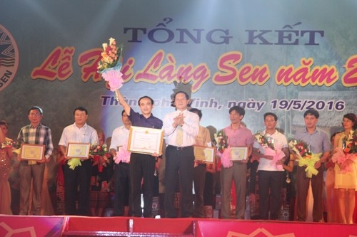 Ngẩn ngơ ngắm nhìn nhan sắc Người đẹp Lễ hội Làng Sen năm 2016 - Ảnh 13 Ngẩn ngơ ngắm nhìn nhan sắc Người đẹp Lễ hội Làng Sen năm 2016 - Ảnh 13