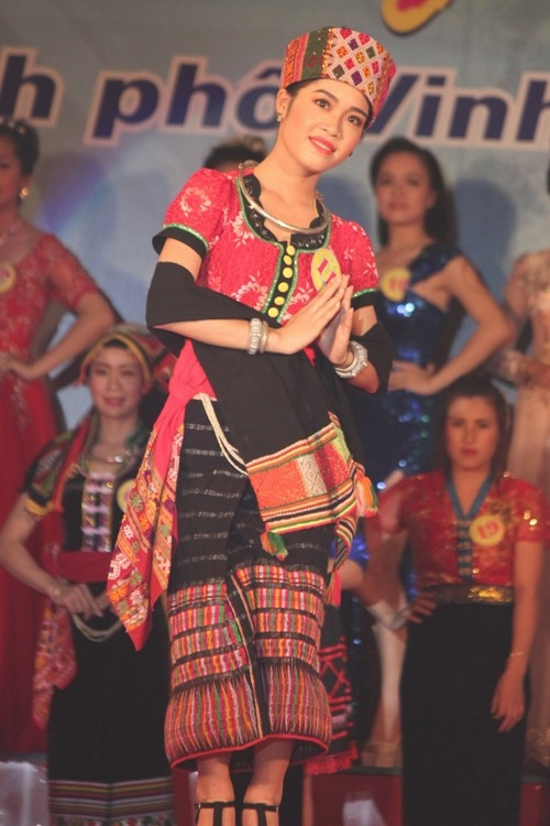 Ngẩn ngơ ngắm nhìn nhan sắc Người đẹp Lễ hội Làng Sen năm 2016 - Ảnh 3 Ngẩn ngơ ngắm nhìn nhan sắc Người đẹp Lễ hội Làng Sen năm 2016 - Ảnh 3