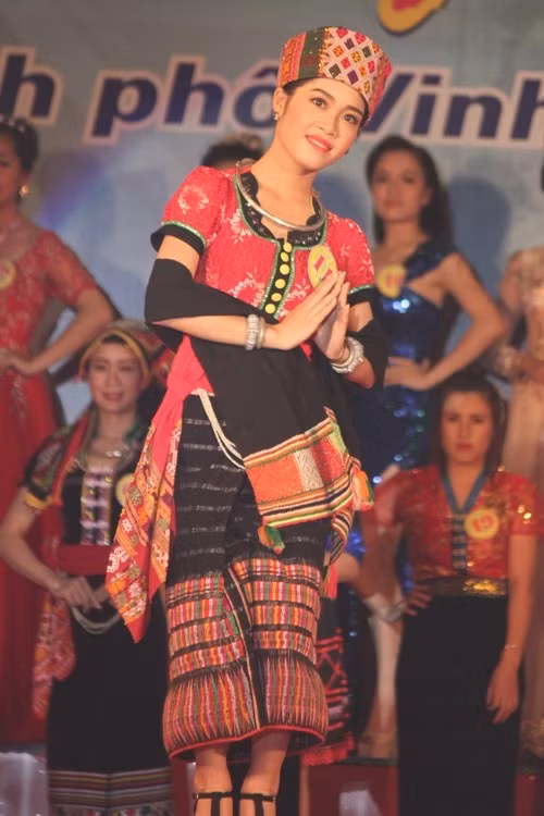 Ngẩn ngơ ngắm nhìn nhan sắc Người đẹp Lễ hội Làng Sen năm 2016 - Ảnh 3