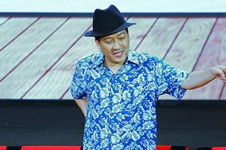 Trường Giang khóc khi nhắc về mẹ trong live show "Chàng hề xứ Quảng 2"