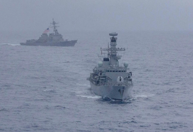 Tàu khu trục mang tên lửa dẫn đường USS McCampbell của Mỹ và tàu khu trục MHS Argyll của Hải quân Hoàng gia Anh tập trận chung