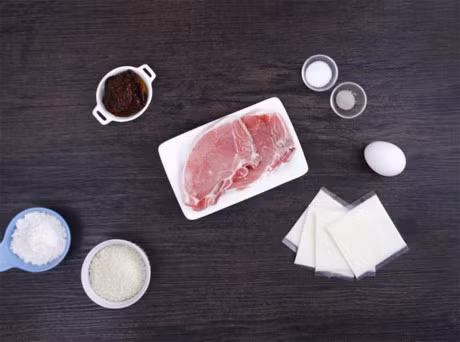 Suon heo cot let cuon pho mai chien doi vi bua com toi - Anh 2