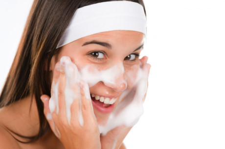 Mẹo rửa mặt giúp da trắng hồng đẹp hơn bất kỳ cô gái nào - Ảnh 2 Meo rua mat giup da trang hong dep hon bat ky co gai nao - Anh 2