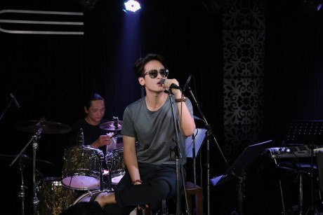 Quang Linh hối hả đi tập nhạc - Ảnh 7 Quang Linh hoi ha di tap nhac - Anh 7