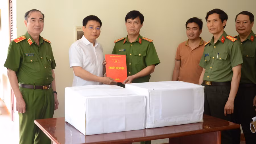 Ông Nguyễn Văn Thắng, Bí thư Tỉnh ủy Điện Biên (Áo trắng) chúc mừng, động viên Ban Chuyên án. Ảnh Thu Trang.