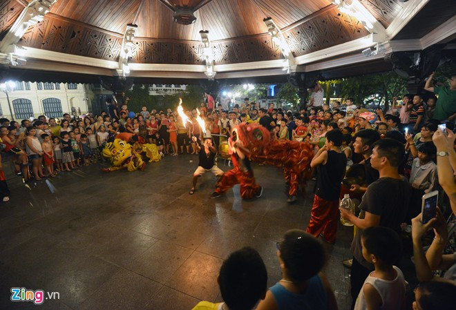 Hàng chục nghìn người phá cỗ trông trăng