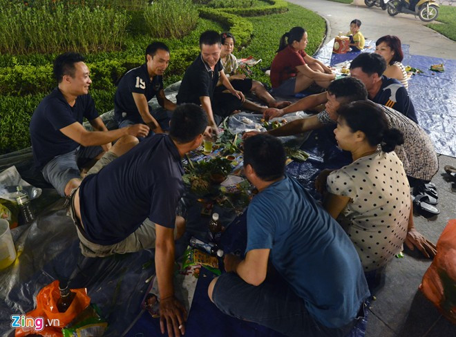 Hàng chục nghìn người phá cỗ trông trăng