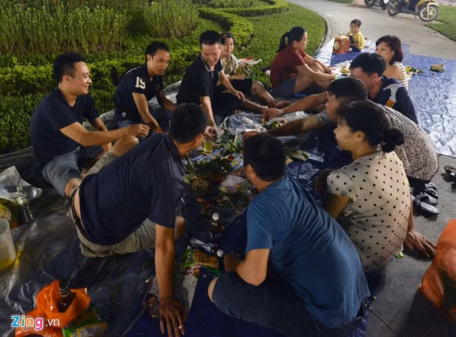 Khắp các địa điểm vườn hoa, công viên, các gia đình quây quần phá cỗ cùng nhau. Hàng chục nghìn người phá cỗ trông trăng