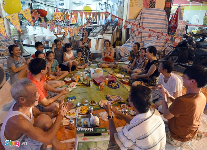 Hàng chục nghìn người phá cỗ trông trăng