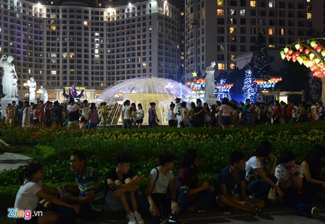 Hàng chục nghìn người phá cỗ trông trăng