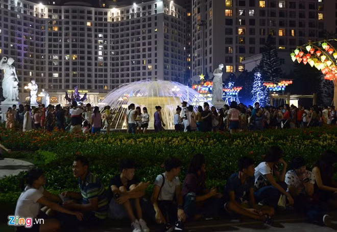 Tại Royal City (gần Ngã Tư Sở) hàng nghìn người đổ về vui chơi trong không gian Vườn cổ tích đèn lồng. Hàng chục nghìn người phá cỗ trông trăng