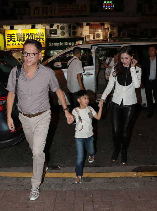 Con trai Hoa hậu Lý Gia Hân bỡ ngỡ trước ống kính ảnh 3