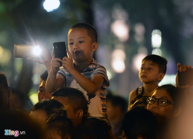 Hàng chục nghìn người phá cỗ trông trăng