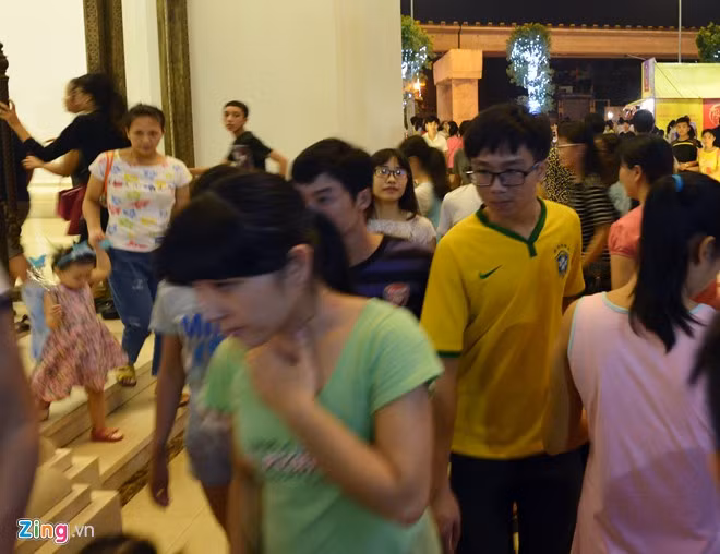 Trung tâm mua sắm tại đây cũng chật kín người từ chiều đến đêm. Hàng chục nghìn người phá cỗ trông trăng