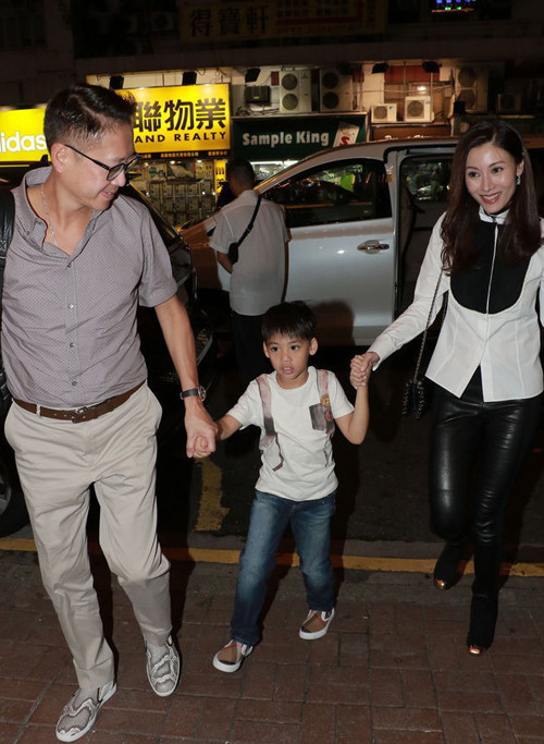 Con trai Hoa hậu Lý Gia Hân bỡ ngỡ trước ống kính ảnh 2